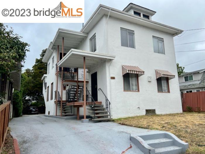a view of a house with tub