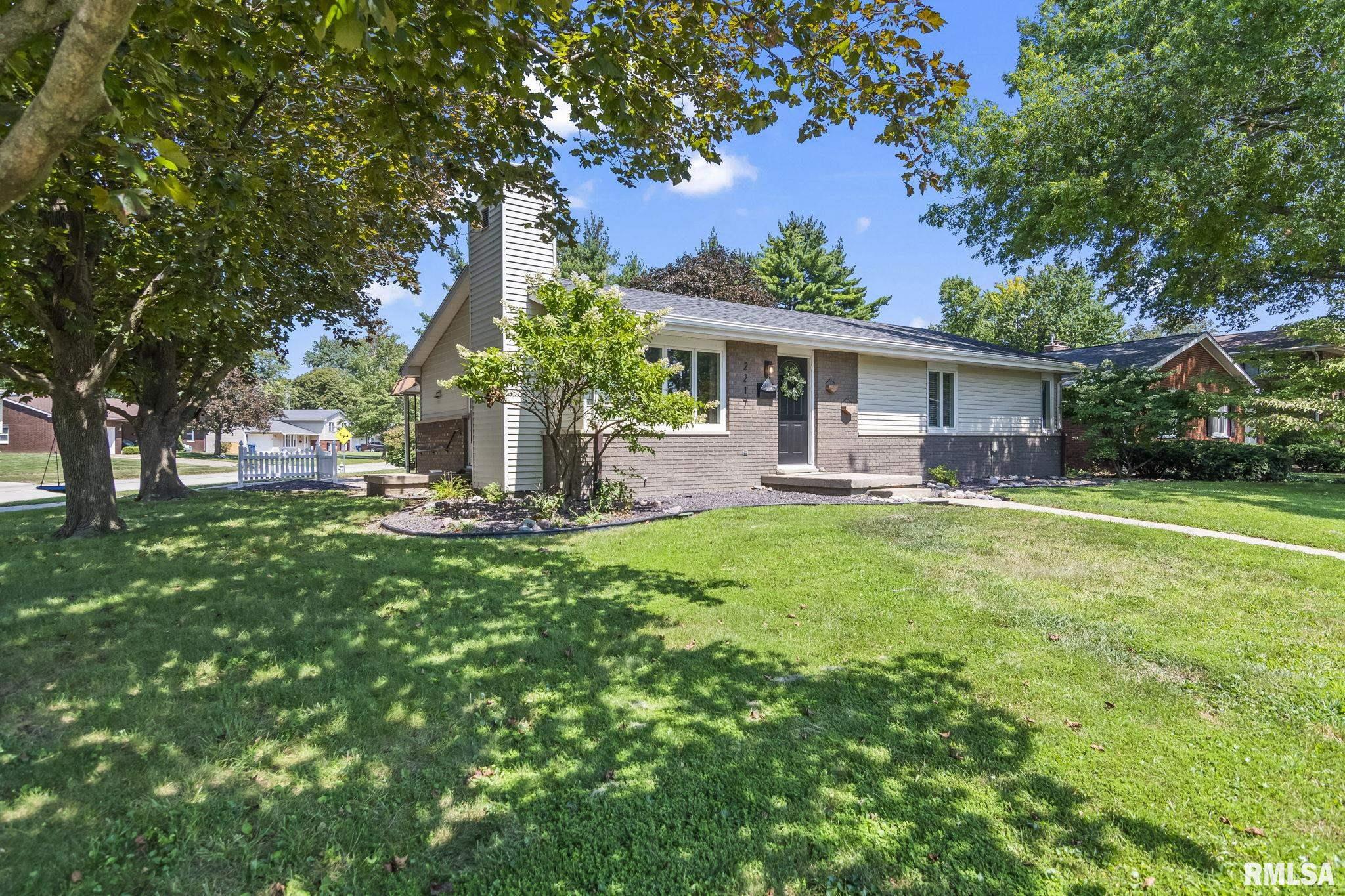 2217 Winnebago Drive Springfield, IL 62702 - Photo 3 of 36 Gallery Image 3