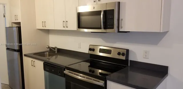 $1,800 | Flamingo-Lummus, Miami Beach, FL 33139