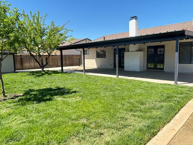 a house that has garden in front of it