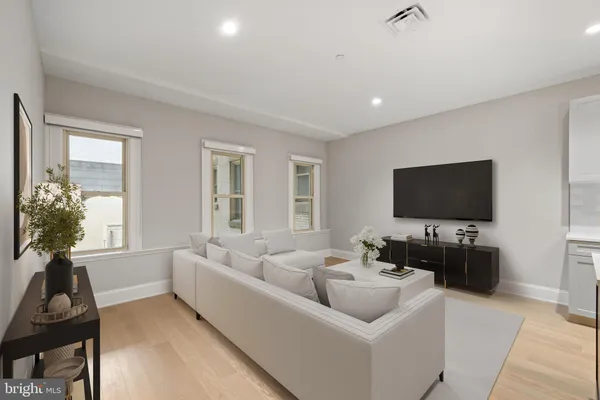 $6,030 | 200 South Broad Street, Unit 317, Philadelphia, PA 19102