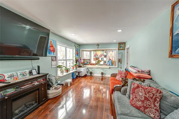 $739,900 | 85 Bayview Avenue, East Patchogue, NY 11772