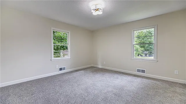 $489,900 | 126 East Bridlespur Drive, Kansas City, MO 64114