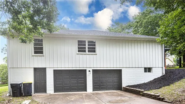 $489,900 | 126 East Bridlespur Drive, Kansas City, MO 64114