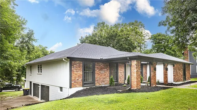 $489,900 | 126 East Bridlespur Drive, Kansas City, MO 64114