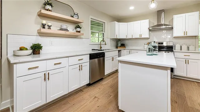 $489,900 | 126 East Bridlespur Drive, Kansas City, MO 64114