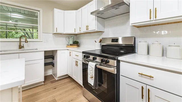 $489,900 | 126 East Bridlespur Drive, Kansas City, MO 64114