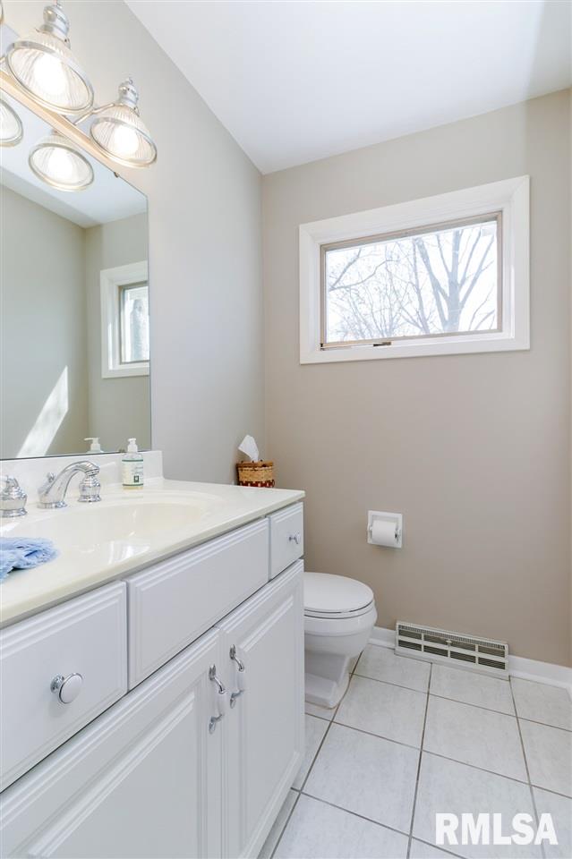 2223 Lincoln Road Bettendorf, IA 52722 - Photo 12 of 24 Gallery Image 12