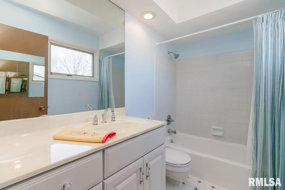 2223 Lincoln Road Bettendorf, IA 52722 - Photo 13 of 24 Gallery Image 13