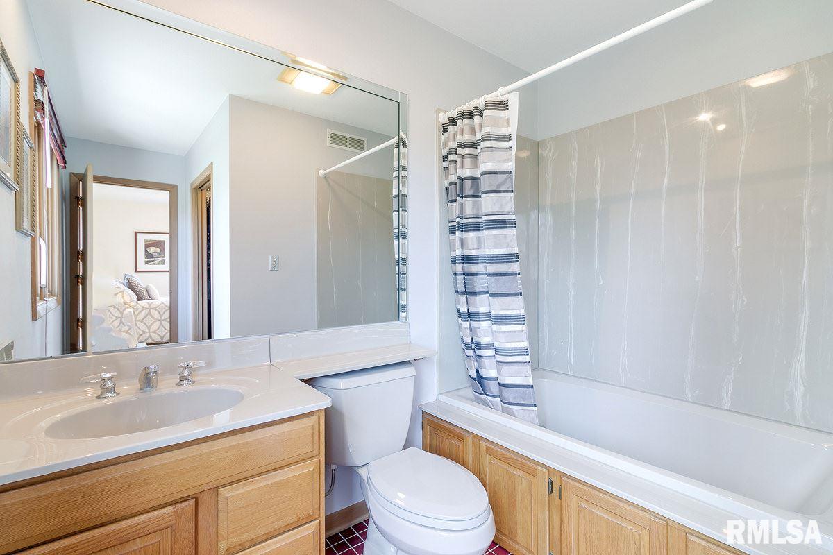 2223 Lincoln Road Bettendorf, IA 52722 - Photo 17 of 24 Gallery Image 17