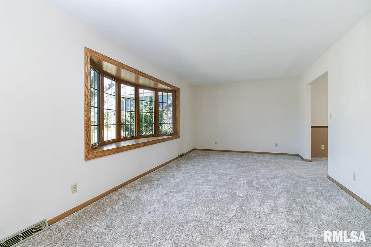2223 Lincoln Road Bettendorf, IA 52722 - Photo 3 of 24 Gallery Image 3