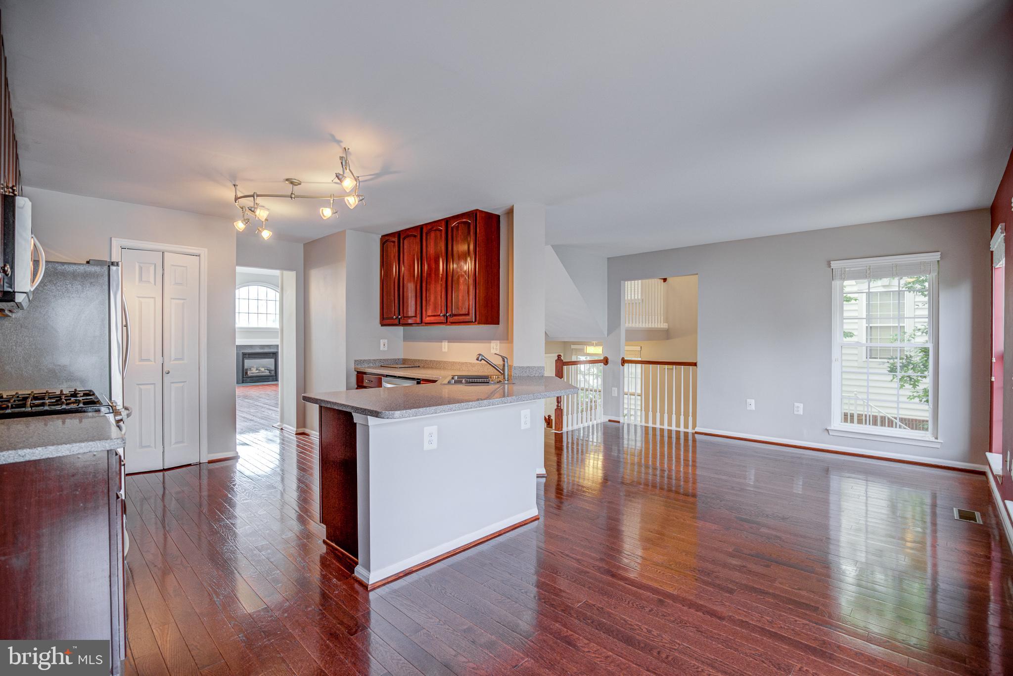 20609 Glenmere Square Sterling, VA 20165 - Photo 12 of 50 Hardwoods on Main Level