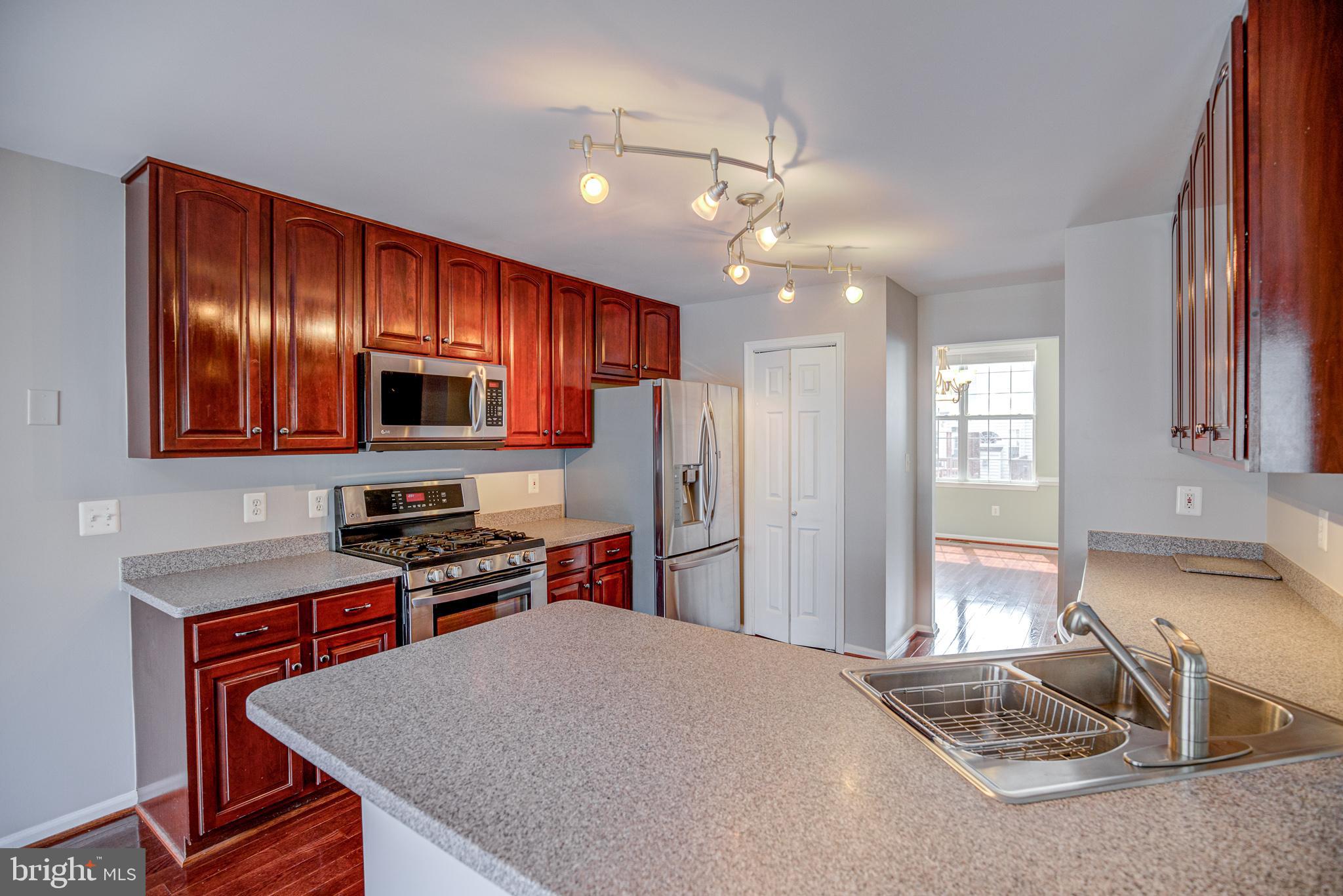 20609 Glenmere Square Sterling, VA 20165 - Photo 13 of 50 Nicely appointed kitchen