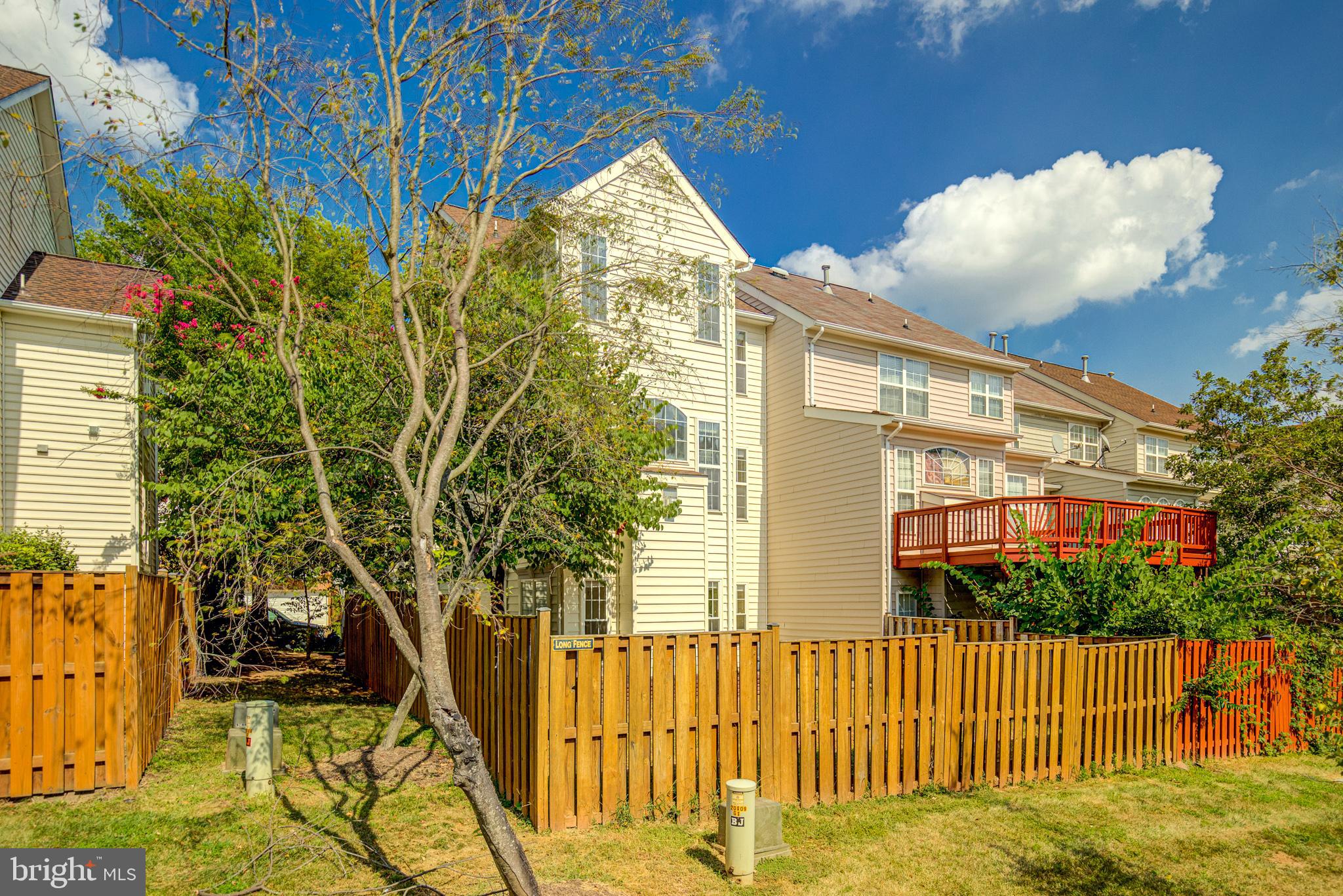 20609 Glenmere Square Sterling, VA 20165 - Photo 4 of 50 Large backyard