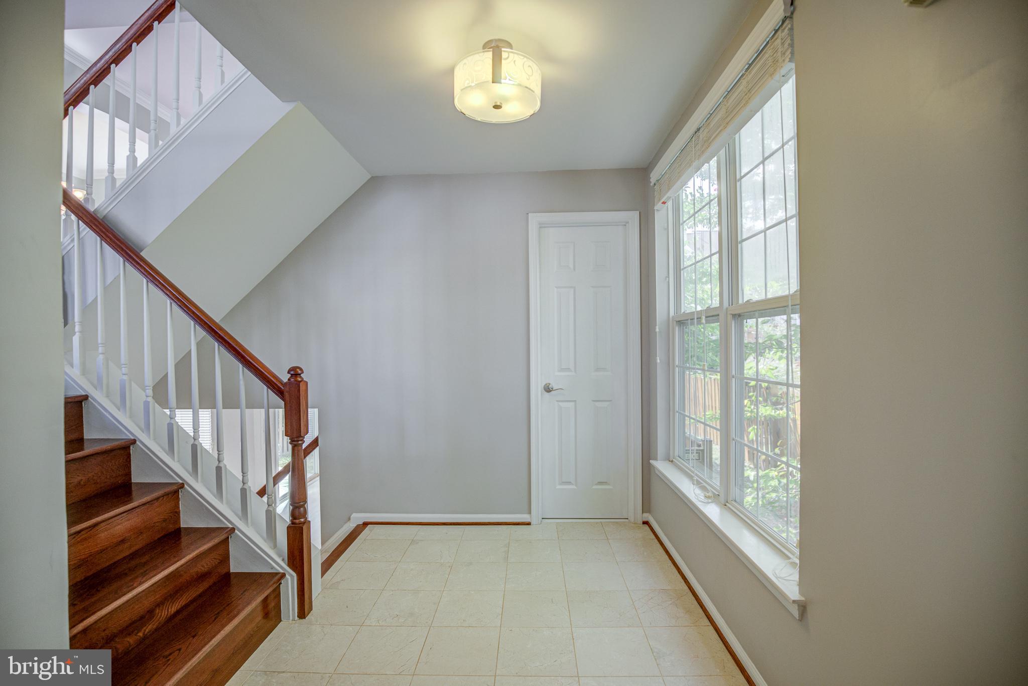 20609 Glenmere Square Sterling, VA 20165 - Photo 8 of 50 Main Entrance landing