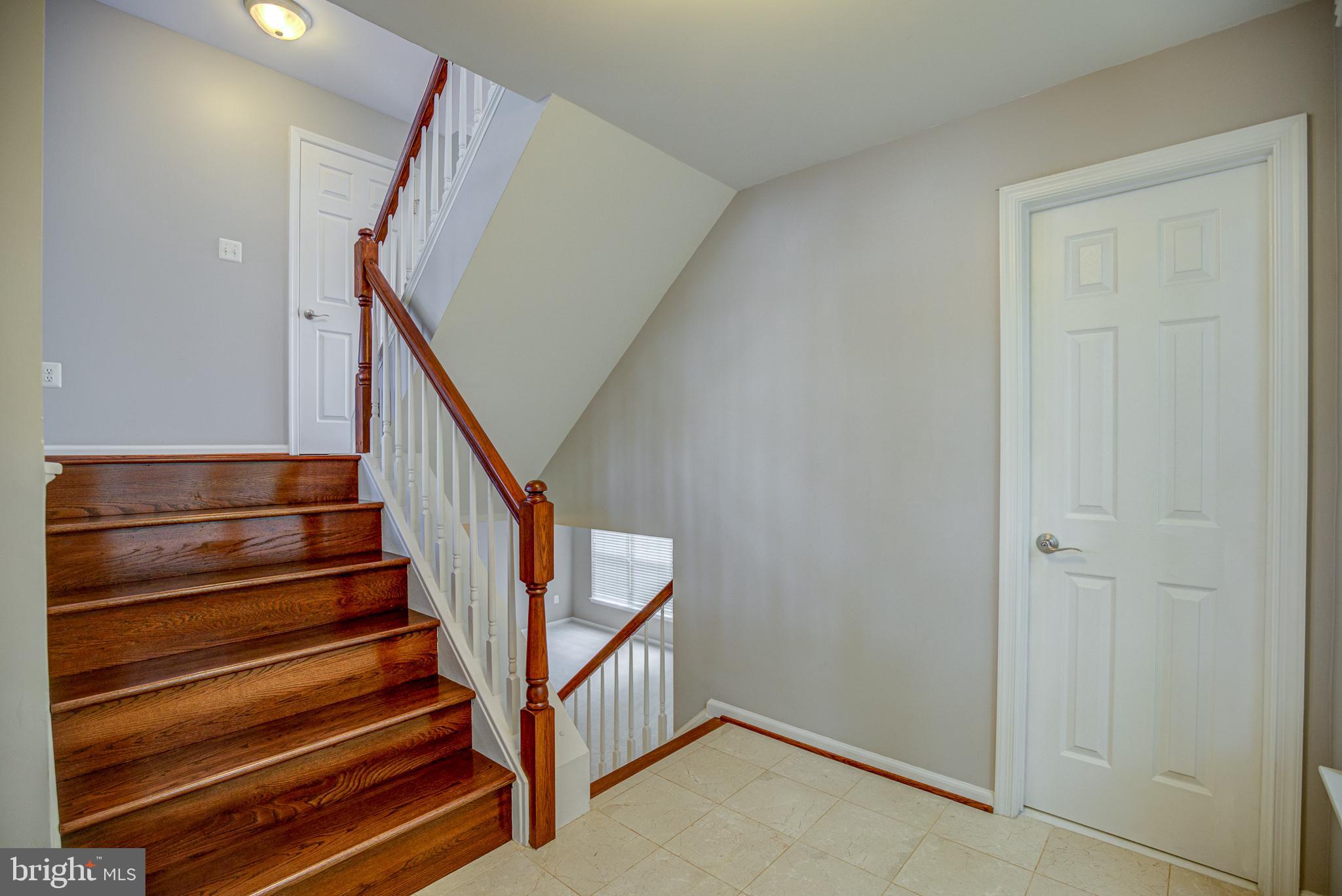 20609 Glenmere Square Sterling, VA 20165 - Photo 9 of 50 Entry