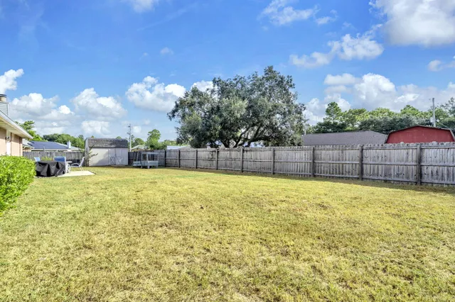 a view of a backyard