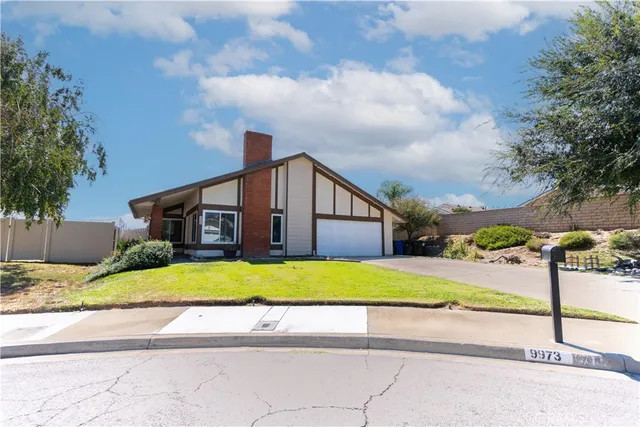 a house view with a outdoor space