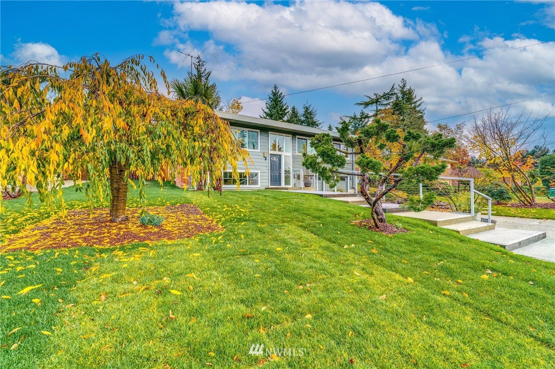 2926 Northeast 5th Place Renton, WA 98056 - Photo 31 of 40 a view of a yard in front of house