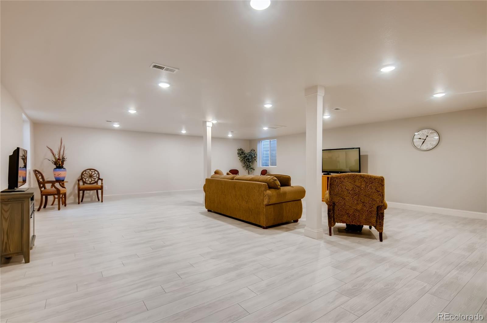 13801 Cavanaugh Road Hudson, CO 80642 - Photo 21 of 39 a living room with furniture and a flat screen tv