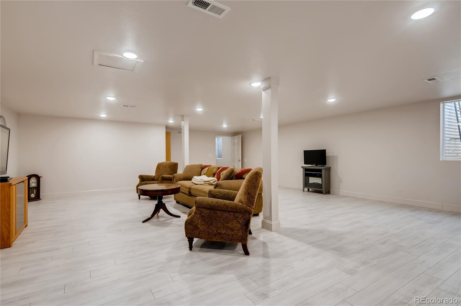 13801 Cavanaugh Road Hudson, CO 80642 - Photo 22 of 39 a living room with furniture