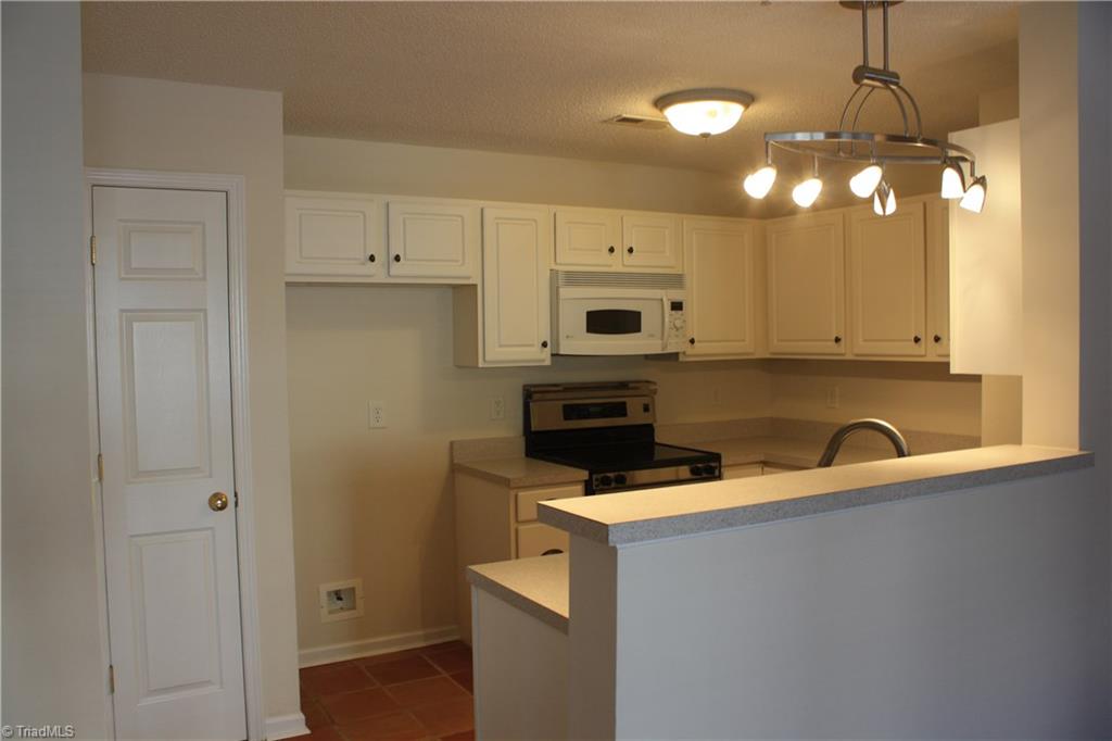 140 1A James Road High Point, NC 27265 - Photo 5 of 11 Kitchen