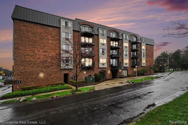 $219,000 | 35300 Woodward Avenue, Birmingham, MI 48009