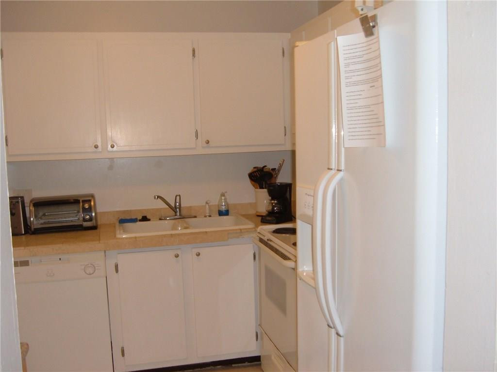 136 South Cypress Road, Unit 325 Pompano Beach, FL 33060 - Photo 7 of 22 KITCHEN