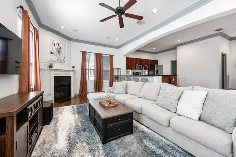 $384,900 | 5723 Petty Street, Houston, TX 77007