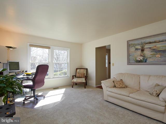 4082 Braxton Road Chantilly, VA 20151 - Photo 11 of 29 Living Room