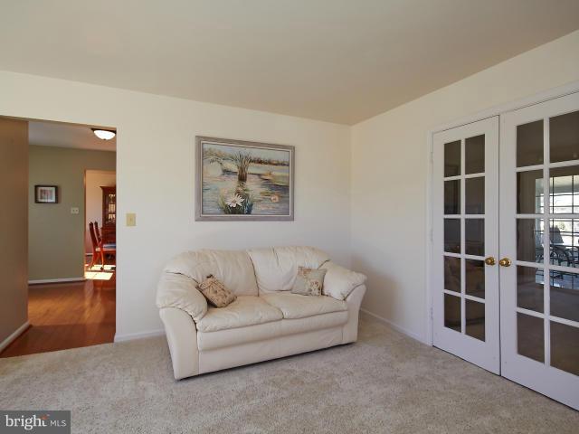 4082 Braxton Road Chantilly, VA 20151 - Photo 12 of 29 Living Room