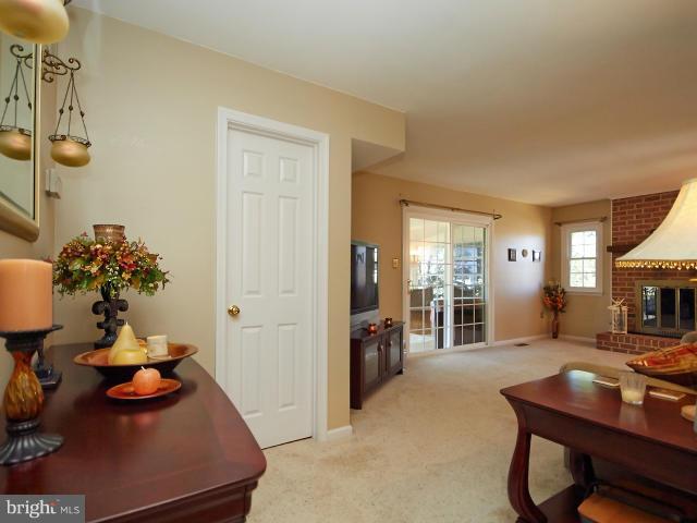 4082 Braxton Road Chantilly, VA 20151 - Photo 13 of 29 Family Room
