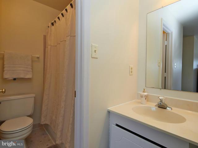 4082 Braxton Road Chantilly, VA 20151 - Photo 19 of 29 Bath (Master)