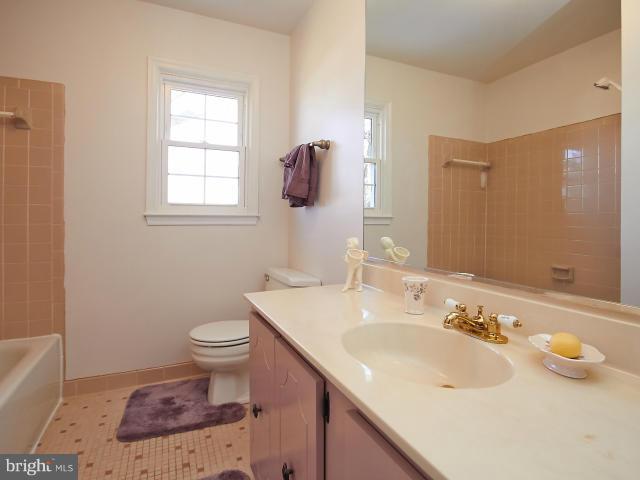4082 Braxton Road Chantilly, VA 20151 - Photo 23 of 29 Bath