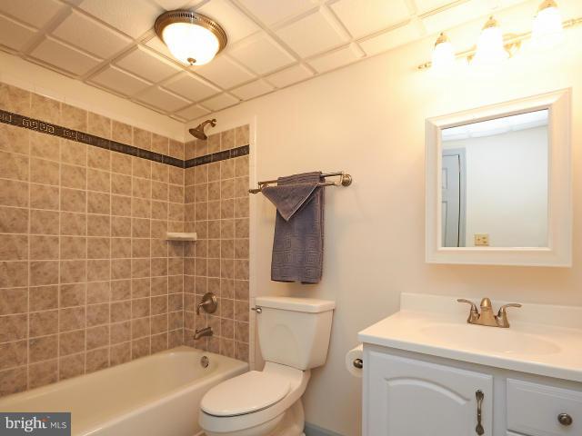 4082 Braxton Road Chantilly, VA 20151 - Photo 27 of 29 Bath
