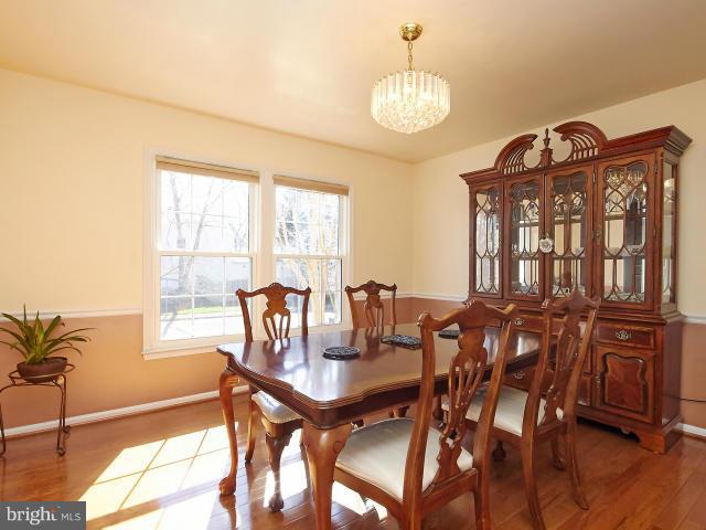 4082 Braxton Road Chantilly, VA 20151 - Photo 5 of 29 Dining Room