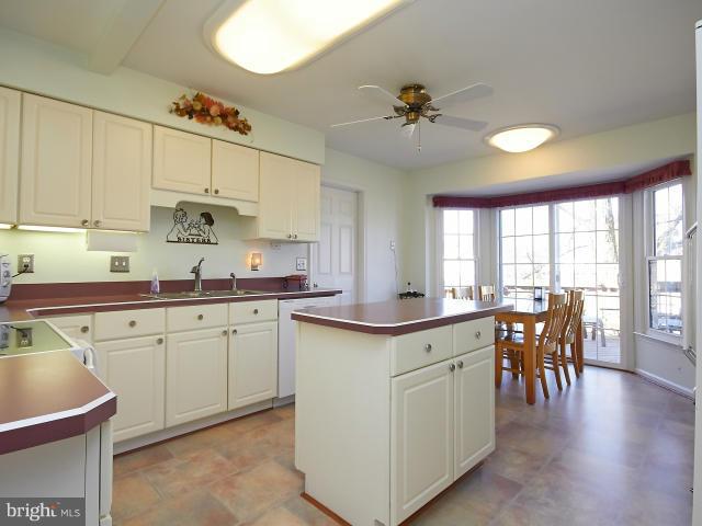 4082 Braxton Road Chantilly, VA 20151 - Photo 6 of 29 Kitchen