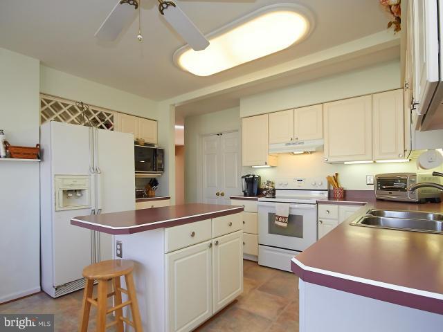 4082 Braxton Road Chantilly, VA 20151 - Photo 7 of 29 Kitchen