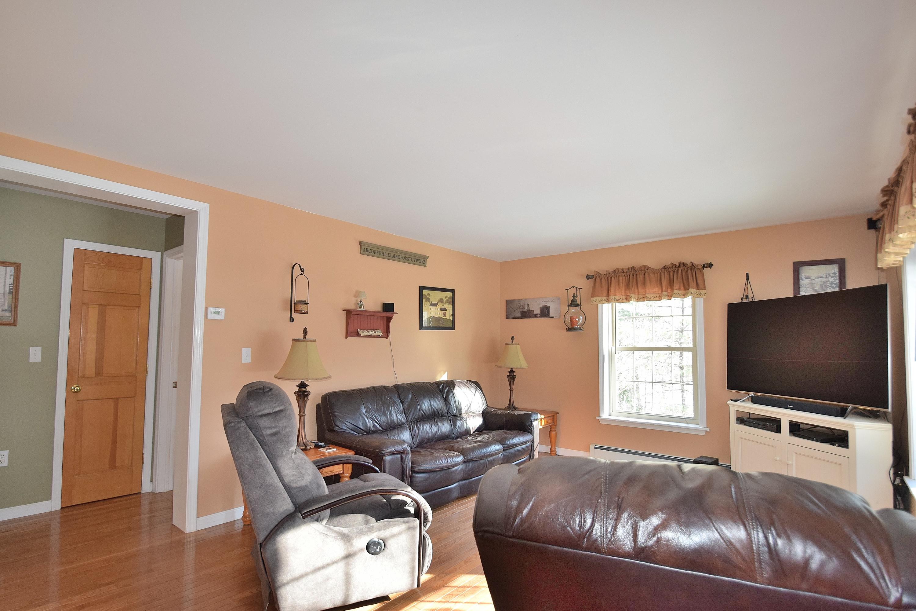 60 Mountain View Road Gray, ME 04039 - Photo 11 of 37 living rom2