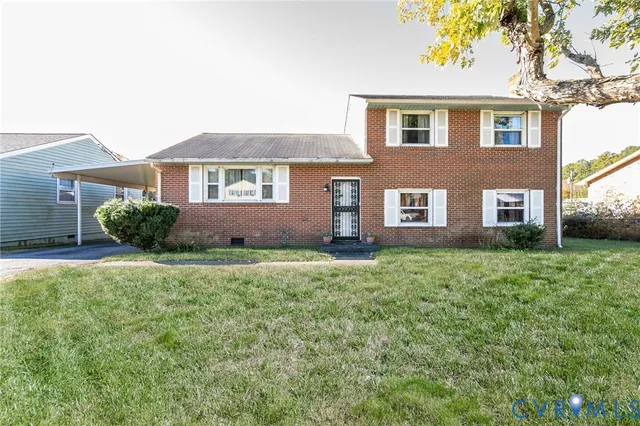 a view of a house with yard and front view of a house