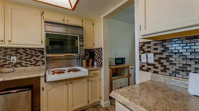 $1,800 | 5020 Brittany Drive South, Unit 125, St. Petersburg, FL 33715