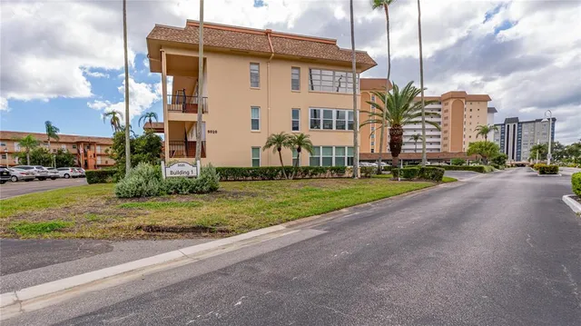 $1,800 | 5020 Brittany Drive South, Unit 125, St. Petersburg, FL 33715