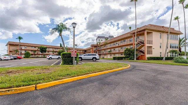 $1,800 | 5020 Brittany Drive South, Unit 125, St. Petersburg, FL 33715