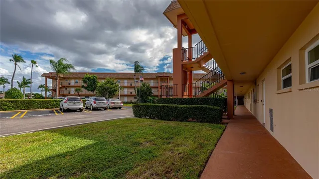 $1,800 | 5020 Brittany Drive South, Unit 125, St. Petersburg, FL 33715