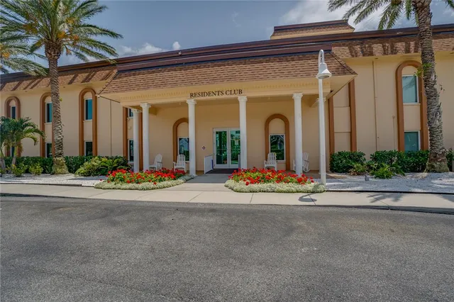 $1,800 | 5020 Brittany Drive South, Unit 125, St. Petersburg, FL 33715