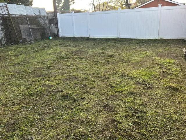 a view of a backyard