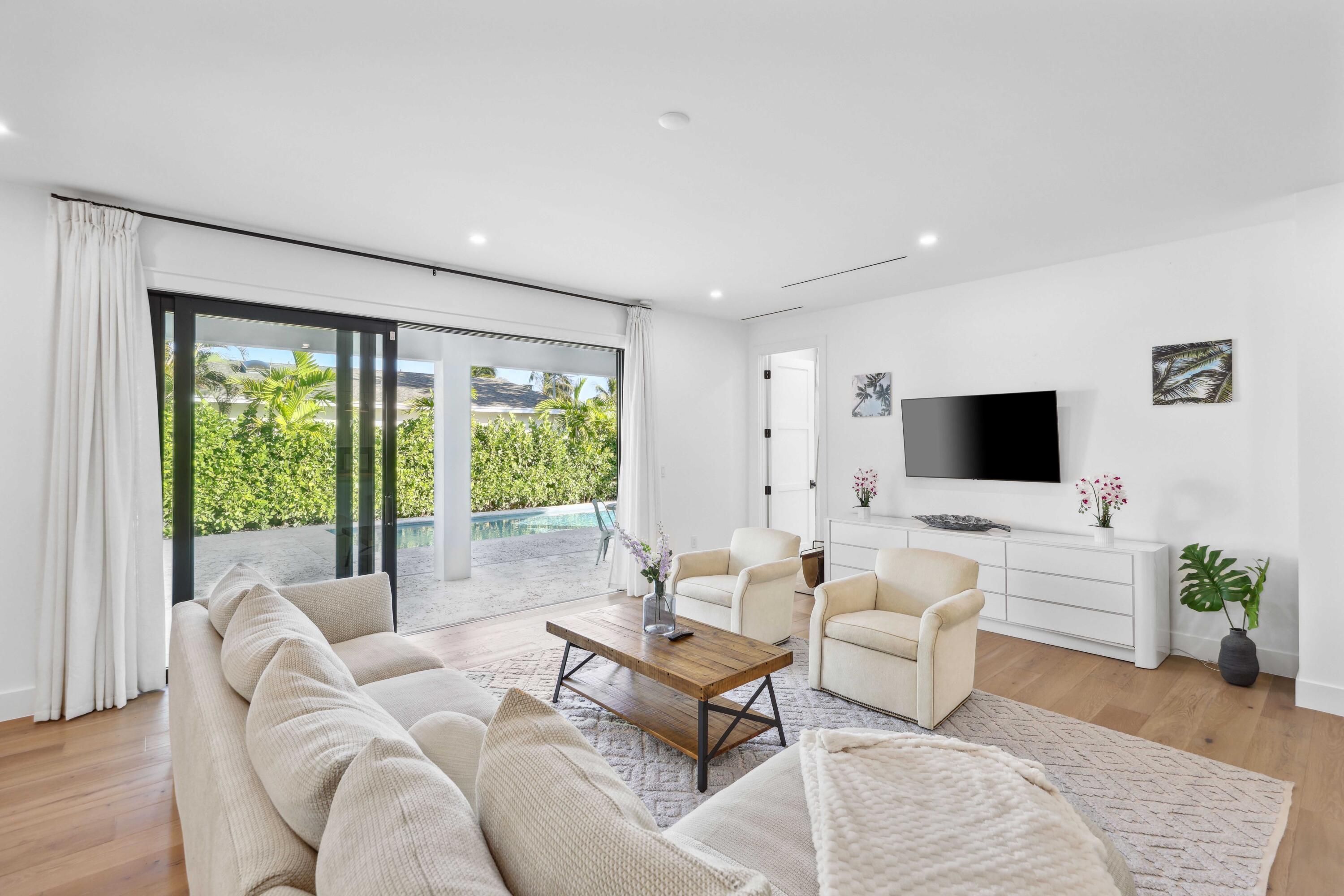 330 Laurie Road West Palm Beach, FL 33405 - Photo 7 of 46 LOUNGE