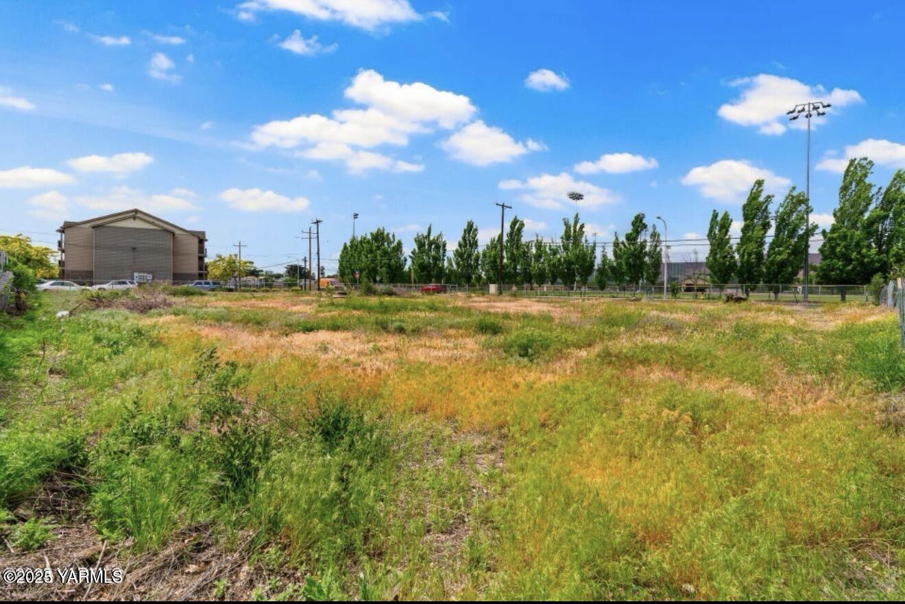 1506 East Beech Street Yakima, WA 98901 - Photo 5 of 8 a view of a house with a big yard