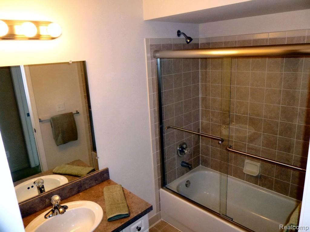 3603 Tremonte Circle Rochester, MI 48306 - Photo 24 of 30 main bath.jpg