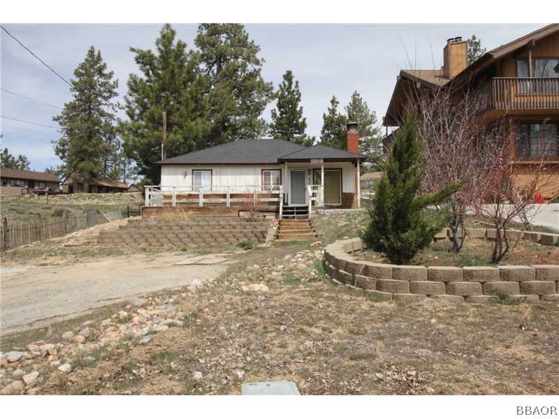 a view of a yard with a house